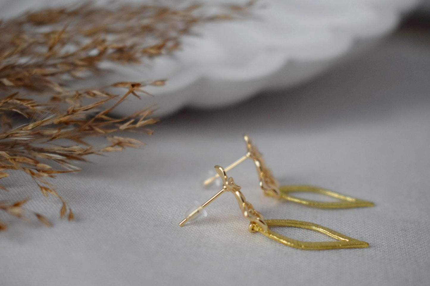 Elegante Blumenohrringe, Blumenohrringe, 18K vergoldet, handgefertigte Statement-Ohrringe, Blattanhänger, Bestes Schmuckgeschenk für Sie