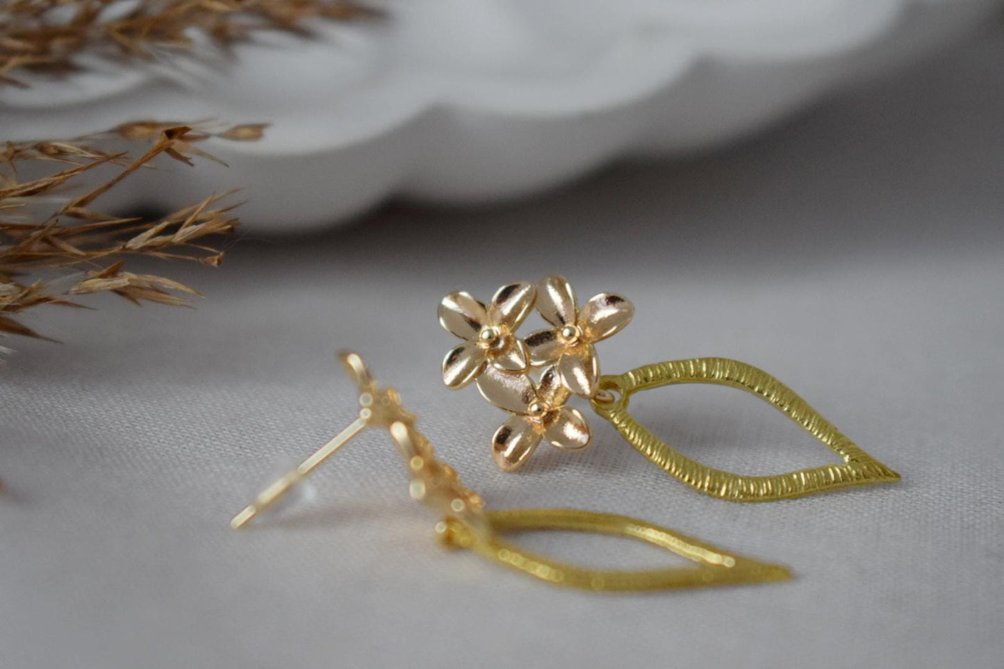 Elegante Blumenohrringe, Blumenohrringe, 18K vergoldet, handgefertigte Statement-Ohrringe, Blattanhänger, Bestes Schmuckgeschenk für Sie