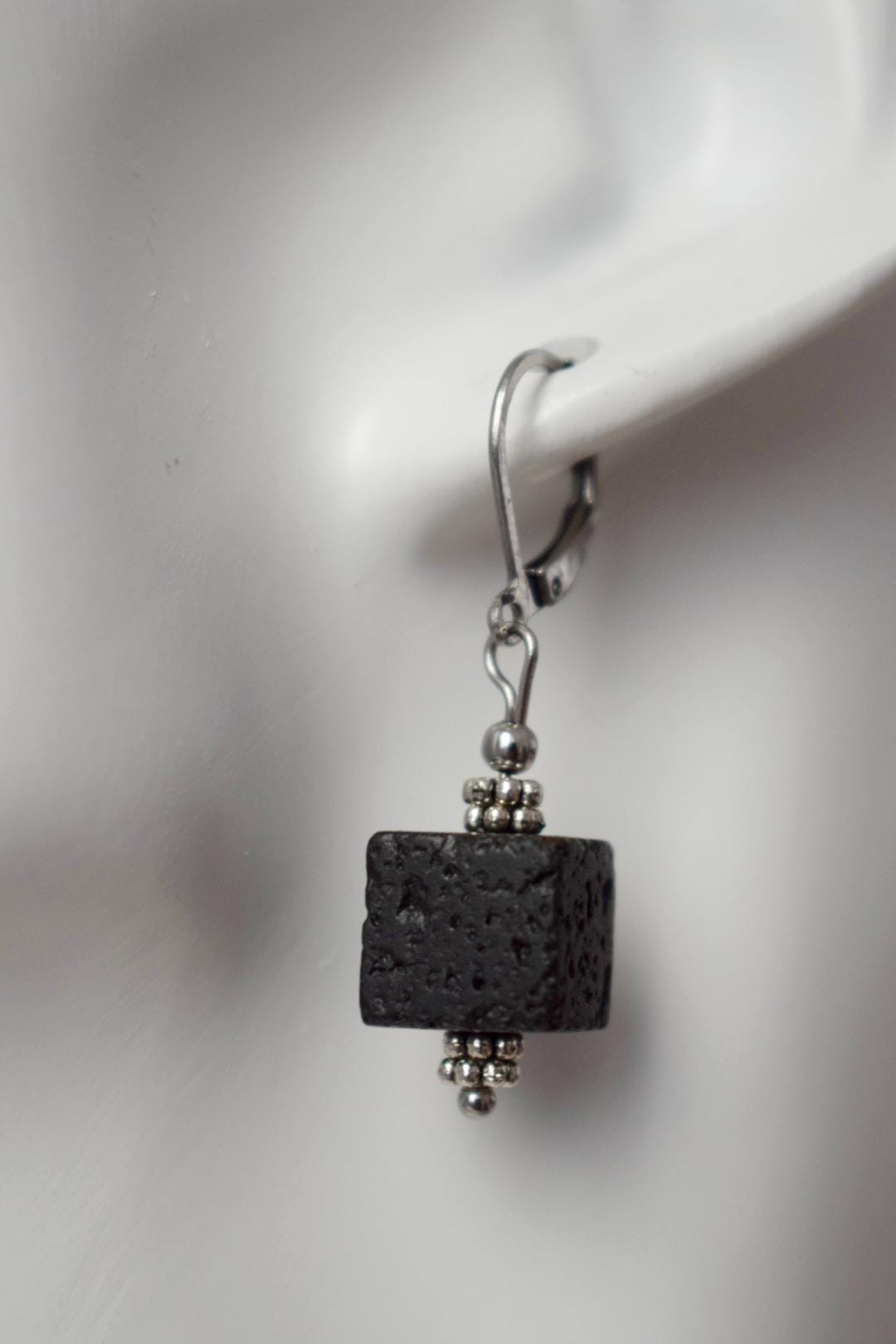 Würfelförmige Lavastein-Ohrringe, Creolen mit schwarzen Edelsteinperlen, Lavastein, Diffusor-Schmuck, chirurgischer Edelstahl, ätherisches Öl, Geschenk