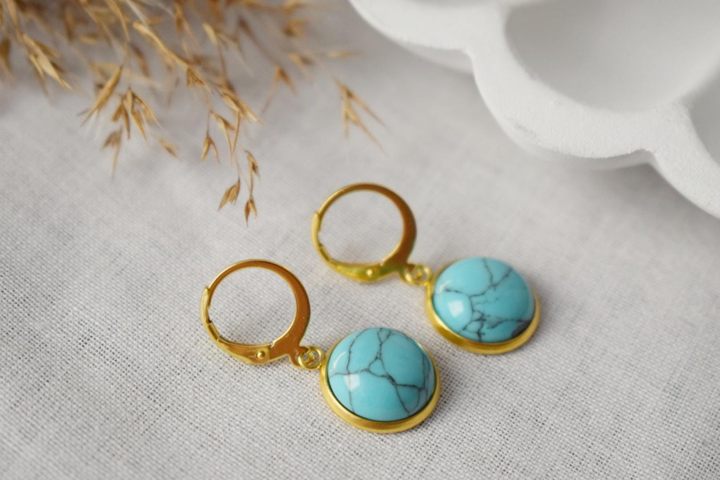 Türkise Ohrringe Gold baumeln, 24k vergoldete Huggies, Runde Edelstein Lever Back Creolen, Boho Schmuck, Geschenk für Sie