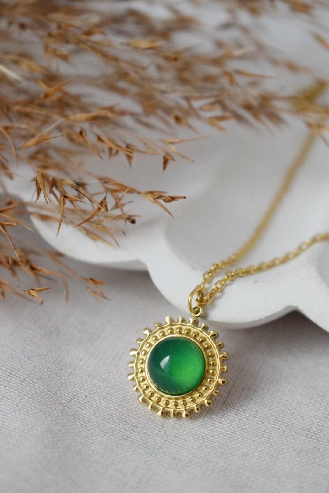 Halskette grüner Achat, 14 Karat vergoldeter Edelstahl-Anhänger mit rundem Edelstein, minimalistischer Sonnenanhänger, Geburtsstein-Unikat-Schmuckgeschenk für Sie