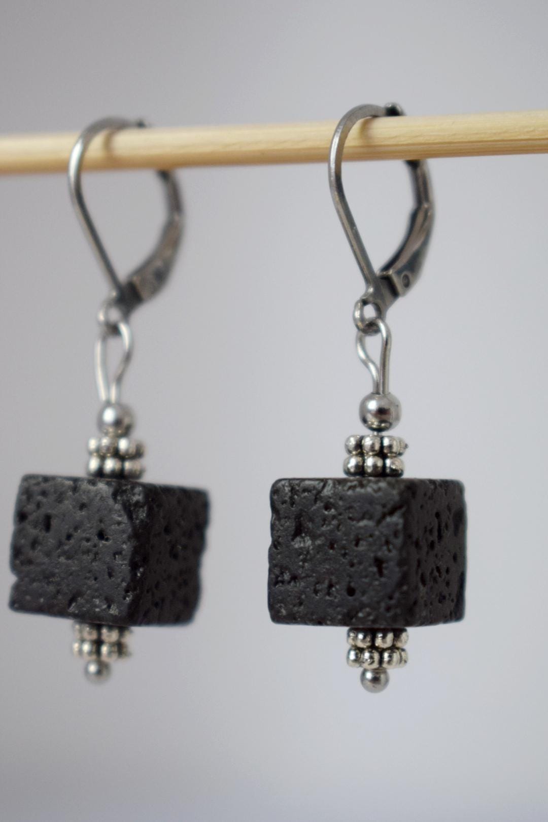 Würfelförmige Lavastein-Ohrringe, Creolen mit schwarzen Edelsteinperlen, Lavastein, Diffusor-Schmuck, chirurgischer Edelstahl, ätherisches Öl, Geschenk