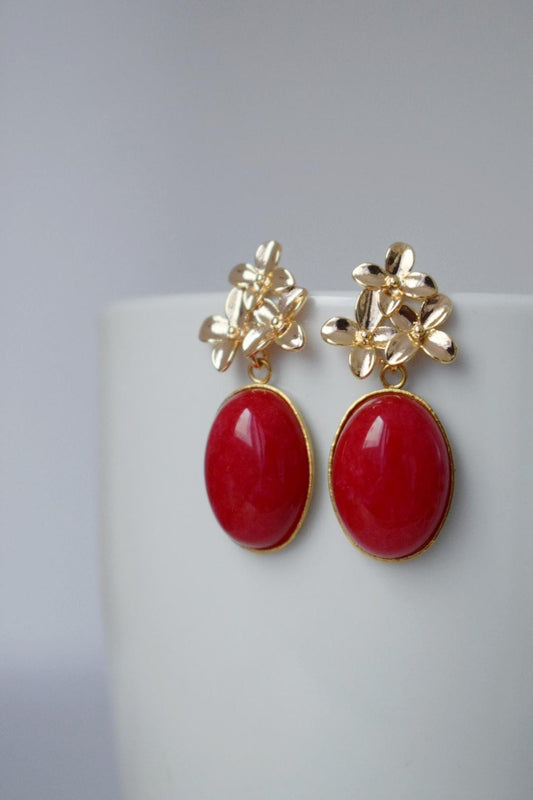 Rote Jadeohrringe mit 18 Karat vergoldeten Blumenohrsteckern, Elegante baumelnde Edelsteinohrringe, Art Deco Schmuck für Frauen, Einzigartiges Geschenk