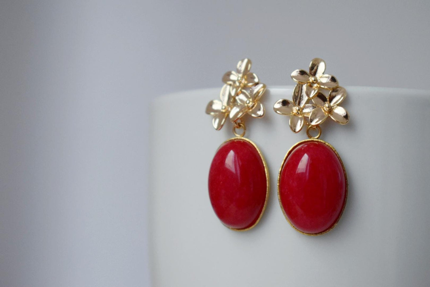 Rote Jadeohrringe mit 18 Karat vergoldeten Blumenohrsteckern, Elegante baumelnde Edelsteinohrringe, Art Deco Schmuck für Frauen, Einzigartiges Geschenk