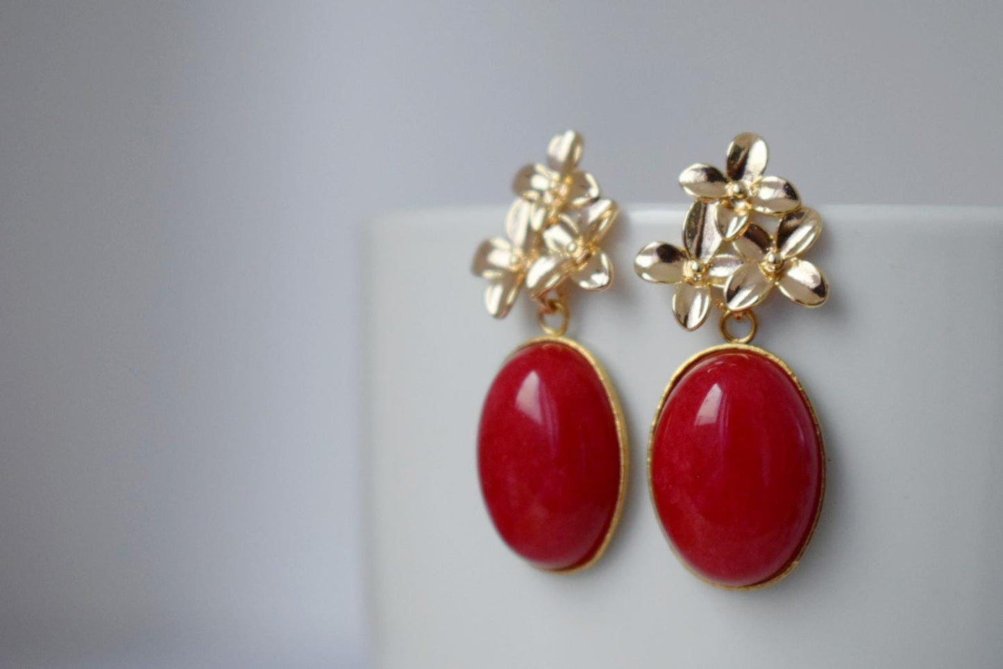 Rote Jadeohrringe mit 18 Karat vergoldeten Blumenohrsteckern, Elegante baumelnde Edelsteinohrringe, Art Deco Schmuck für Frauen, Einzigartiges Geschenk