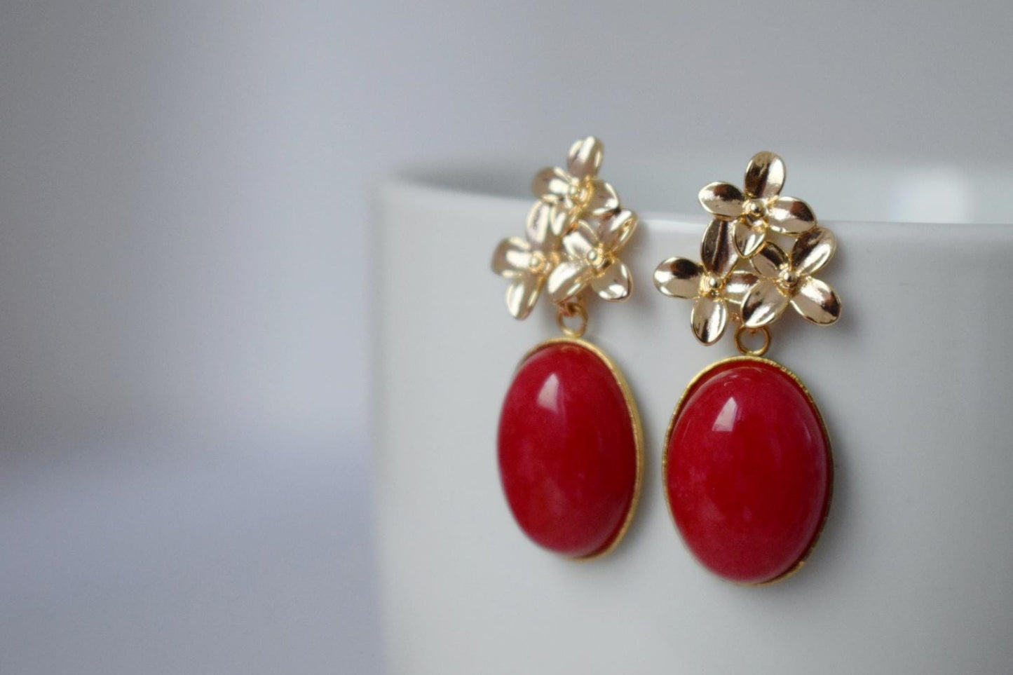 Rote Jadeohrringe mit 18 Karat vergoldeten Blumenohrsteckern, Elegante baumelnde Edelsteinohrringe, Art Deco Schmuck für Frauen, Einzigartiges Geschenk