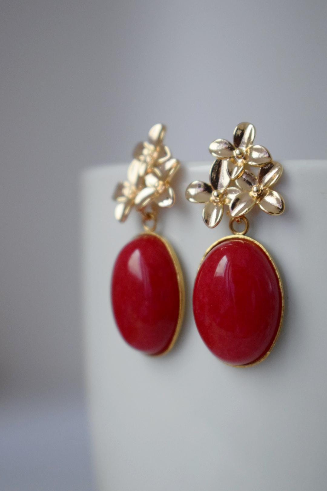 Rote Jadeohrringe mit 18 Karat vergoldeten Blumenohrsteckern, Elegante baumelnde Edelsteinohrringe, Art Deco Schmuck für Frauen, Einzigartiges Geschenk
