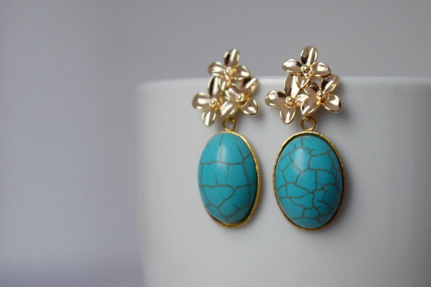 Türkisfarbene Ohrringe mit 18 Karat vergoldeten Blumenohrsteckern, Elegante baumelnde Edelsteinohrringe, Art Deco Schmuck für Frauen, Einzigartiges Geschenk