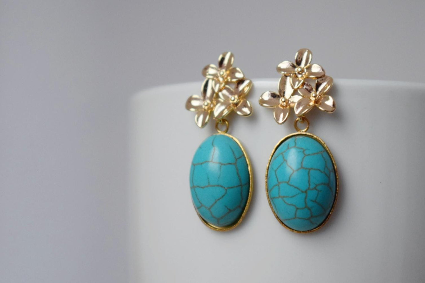 Türkisfarbene Ohrringe mit 18 Karat vergoldeten Blumenohrsteckern, Elegante baumelnde Edelsteinohrringe, Art Deco Schmuck für Frauen, Einzigartiges Geschenk