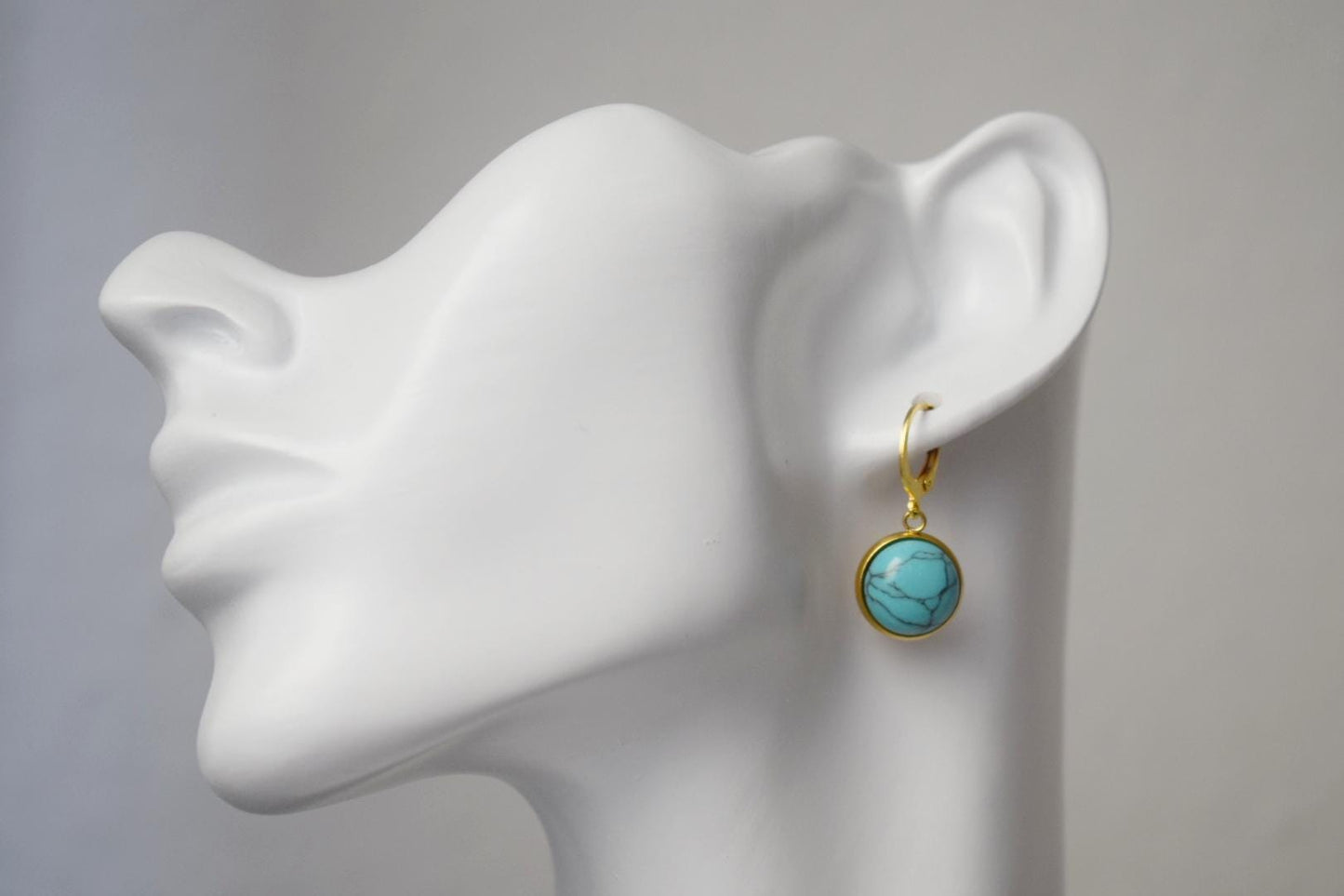 Türkise Ohrringe Gold baumeln, 24k vergoldete Huggies, Runde Edelstein Lever Back Creolen, Boho Schmuck, Geschenk für Sie
