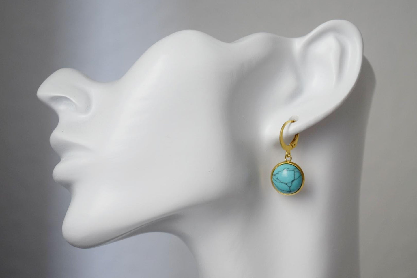 Türkise Ohrringe Gold baumeln, 24k vergoldete Huggies, Runde Edelstein Lever Back Creolen, Boho Schmuck, Geschenk für Sie