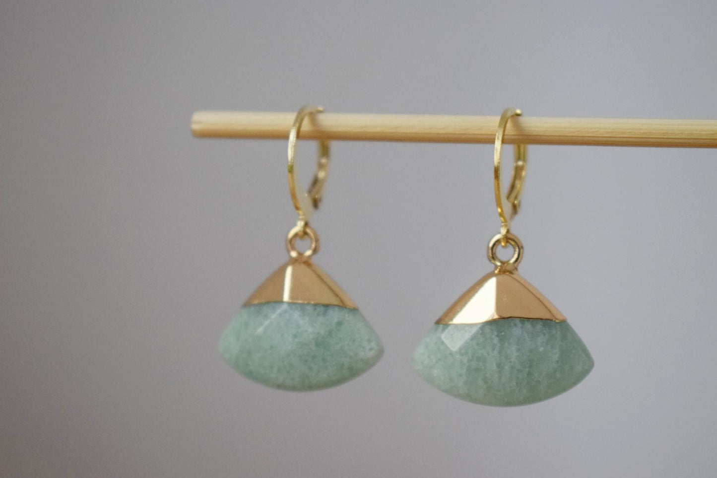 Vergoldete Huggie-Ohrringe mit Aventurin-Anhänger, Baumelnde Steinohrringe, Grüne Dreieck-Tropfenohrringe, Fächerohrringe, Schmuckgeschenk für Sie