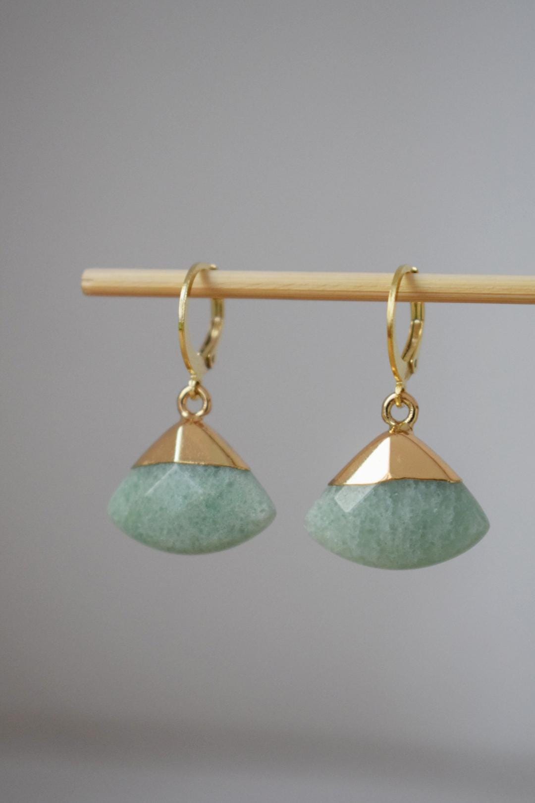 Vergoldete Huggie-Ohrringe mit Aventurin-Anhänger, Baumelnde Steinohrringe, Grüne Dreieck-Tropfenohrringe, Fächerohrringe, Schmuckgeschenk für Sie