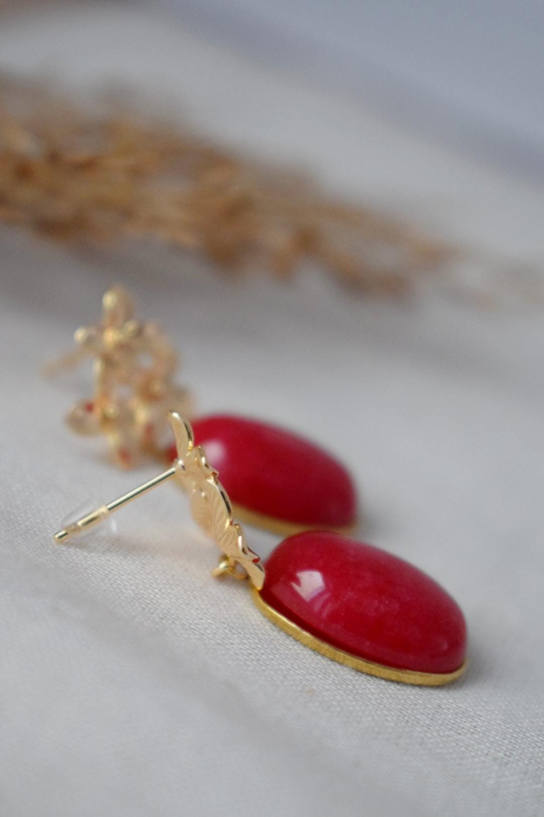 Rote Jadeohrringe mit 18 Karat vergoldeten Blumenohrsteckern, Elegante baumelnde Edelsteinohrringe, Art Deco Schmuck für Frauen, Einzigartiges Geschenk