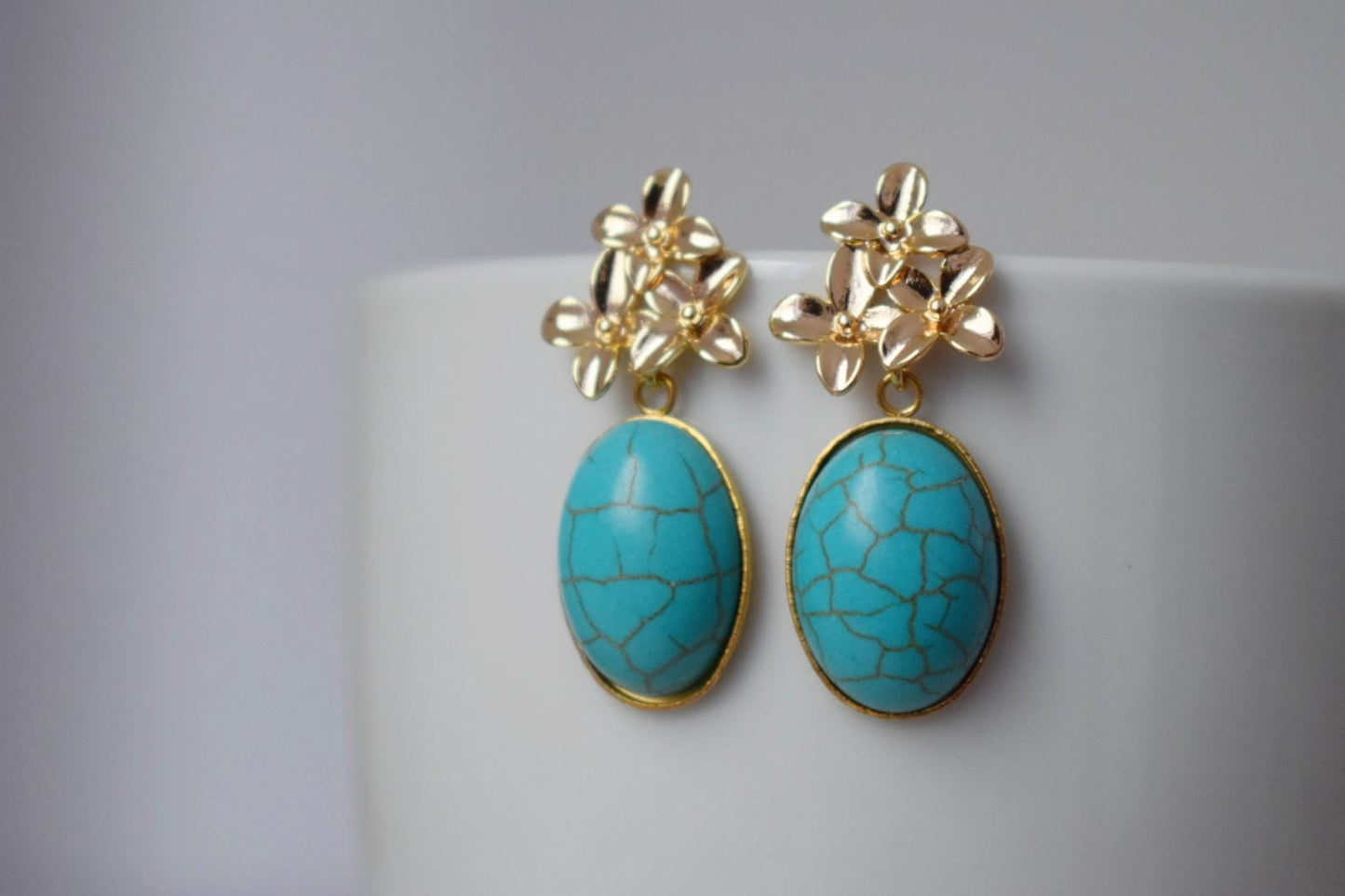 Türkisfarbene Ohrringe mit 18 Karat vergoldeten Blumenohrsteckern, Elegante baumelnde Edelsteinohrringe, Art Deco Schmuck für Frauen, Einzigartiges Geschenk