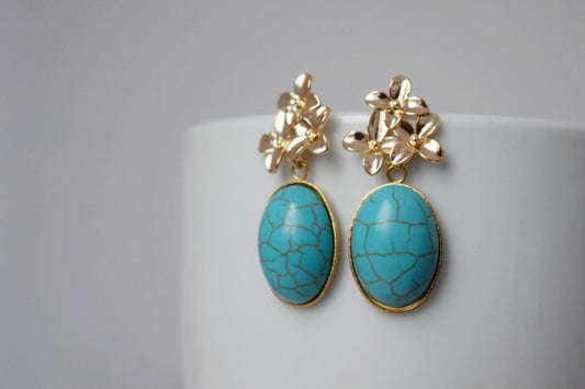 Türkisfarbene Ohrringe mit 18 Karat vergoldeten Blumenohrsteckern, Elegante baumelnde Edelsteinohrringe, Art Deco Schmuck für Frauen, Einzigartiges Geschenk