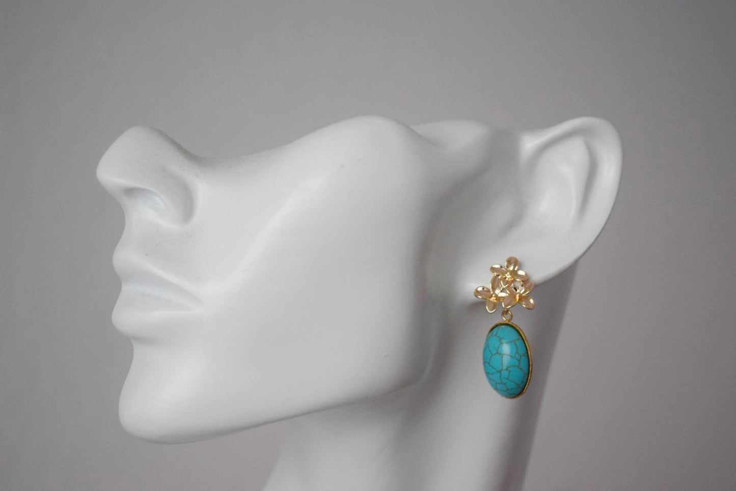 Türkisfarbene Ohrringe mit 18 Karat vergoldeten Blumenohrsteckern, Elegante baumelnde Edelsteinohrringe, Art Deco Schmuck für Frauen, Einzigartiges Geschenk