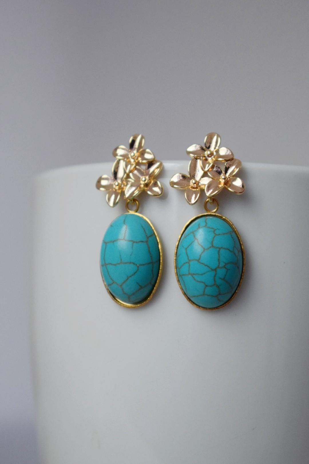 Türkisfarbene Ohrringe mit 18 Karat vergoldeten Blumenohrsteckern, Elegante baumelnde Edelsteinohrringe, Art Deco Schmuck für Frauen, Einzigartiges Geschenk
