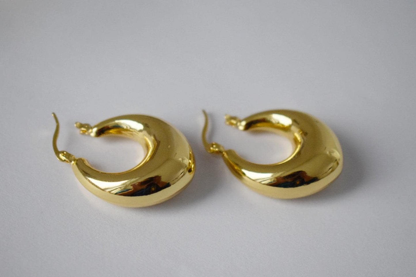 Klobige Creolen, Tropfen große breite Creolen, 18k vergoldete Creolen, Statement Creolen, Moderne Ohrringe, Geschenk für Sie