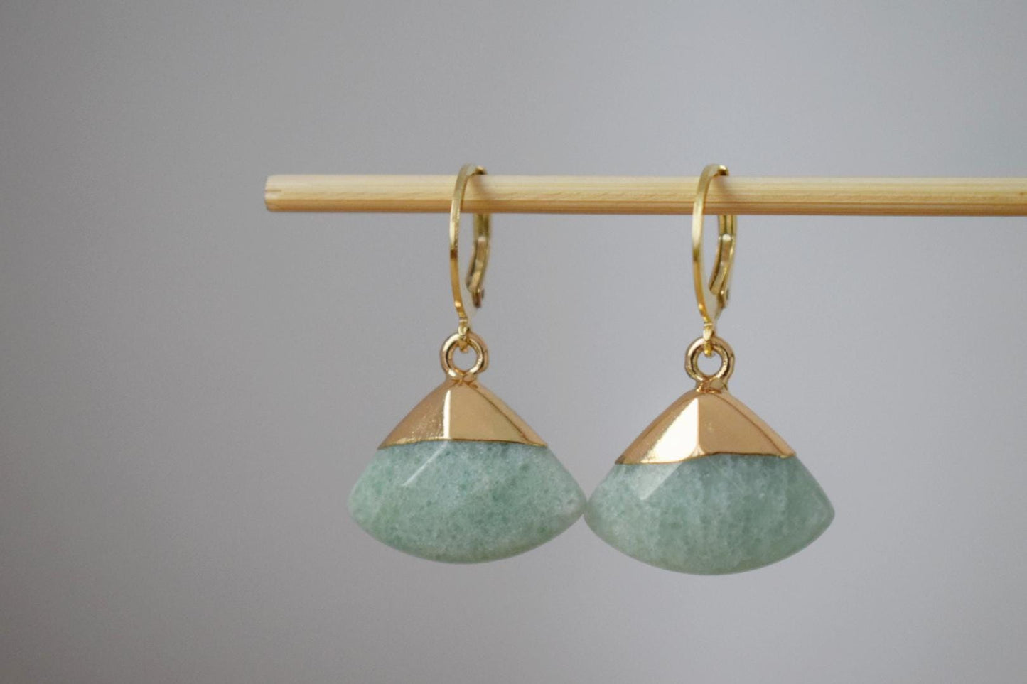 Vergoldete Huggie-Ohrringe mit Aventurin-Anhänger, Baumelnde Steinohrringe, Grüne Dreieck-Tropfenohrringe, Fächerohrringe, Schmuckgeschenk für Sie