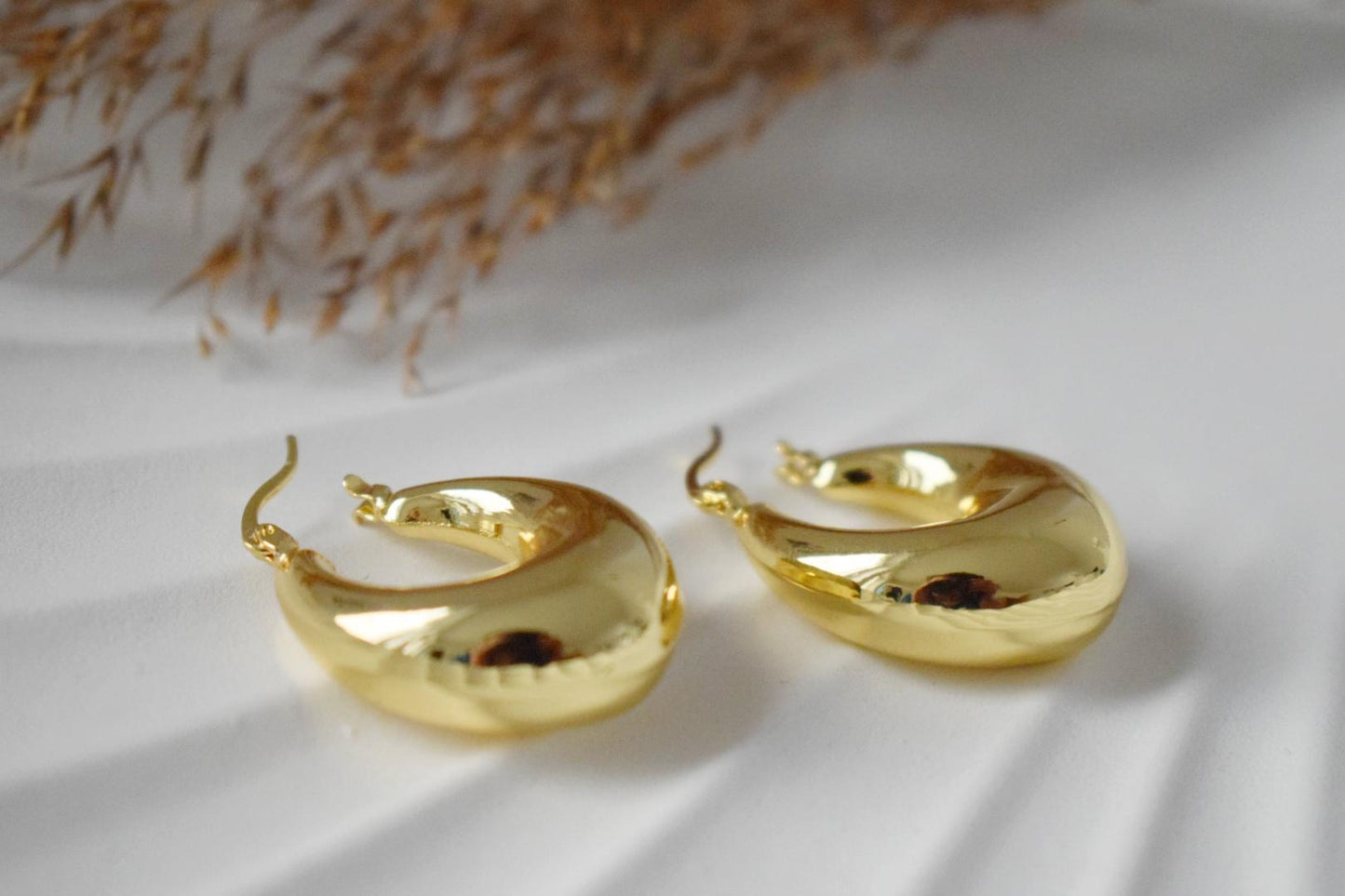 Klobige Creolen, Tropfen große breite Creolen, 18k vergoldete Creolen, Statement Creolen, Moderne Ohrringe, Geschenk für Sie