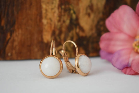 Weiße Jade Ohrringe, Kleine roségoldene Edelstein Ohrringe, 10mm Ohrhänger, handgefertigtes Schmuckgeschenk für Sie