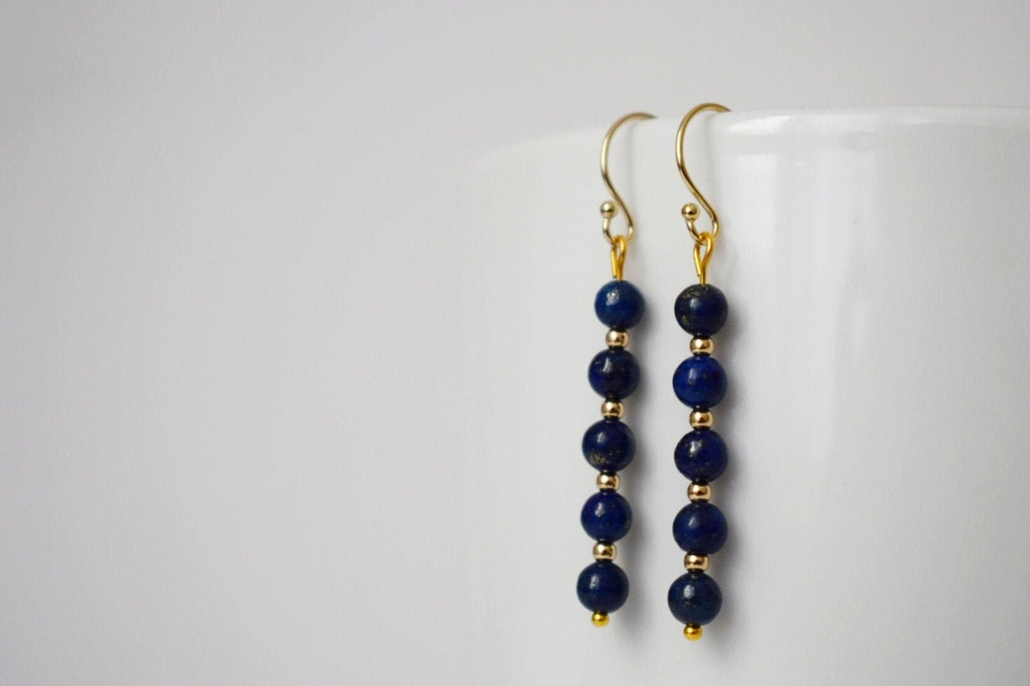 Lapislazuli-Goldohrringe, Lapis-Ohrringe, zierliche Edelstein-Ohrringe, Steinohrringe, Dunkelblau, Lapislazuli-Schmuck, Geschenk für Frauen