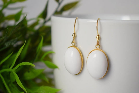 Ovale Goldohrringe aus weißer Jade, Tropfenohrringe mit weißen Edelsteinen, Hängende Steinohrringe, Jade-Goldschmuck, Jahrestagsgeschenke für Frauen
