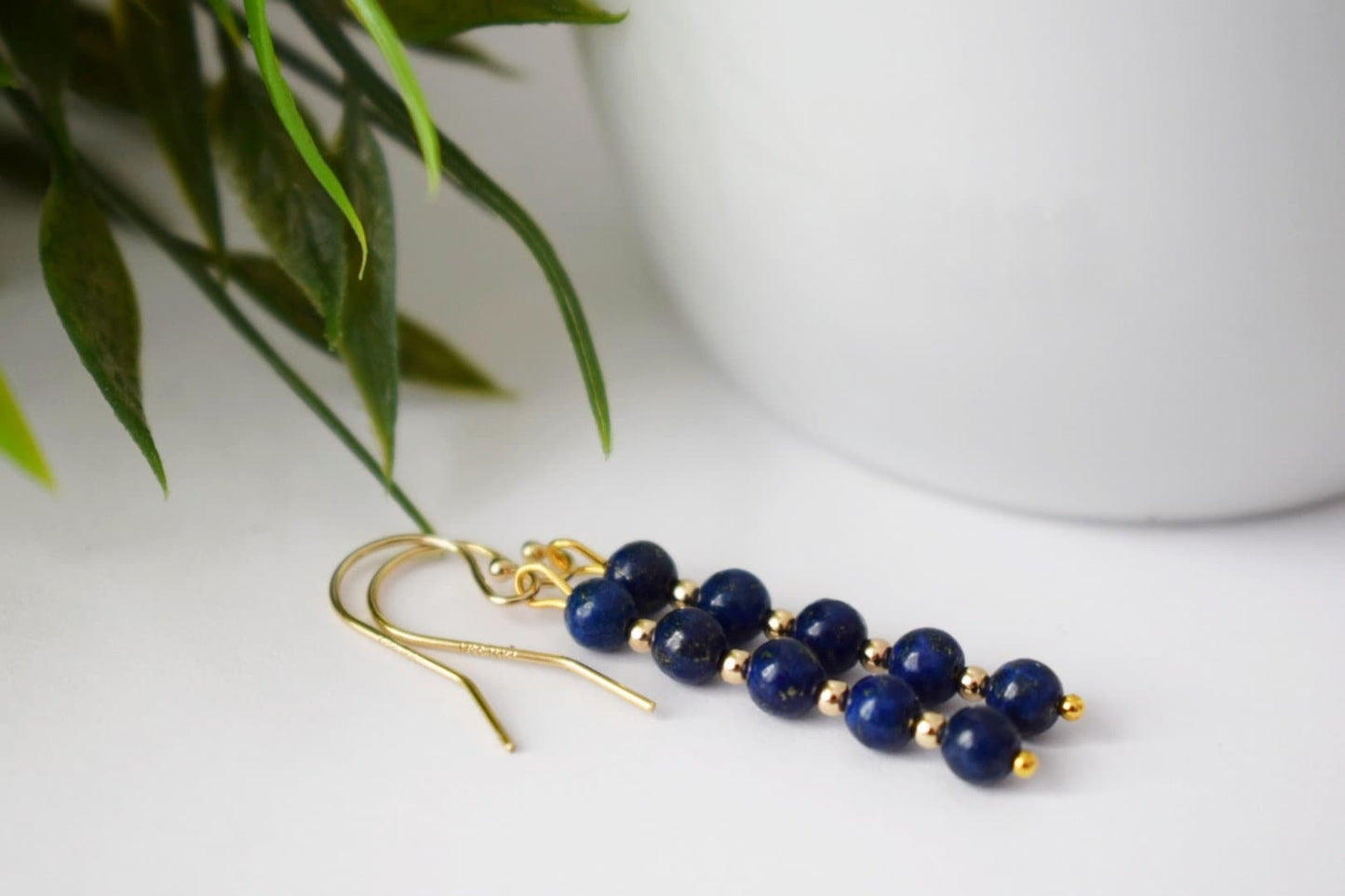 Lapislazuli-Goldohrringe, Lapis-Ohrringe, zierliche Edelstein-Ohrringe, Steinohrringe, Dunkelblau, Lapislazuli-Schmuck, Geschenk für Frauen