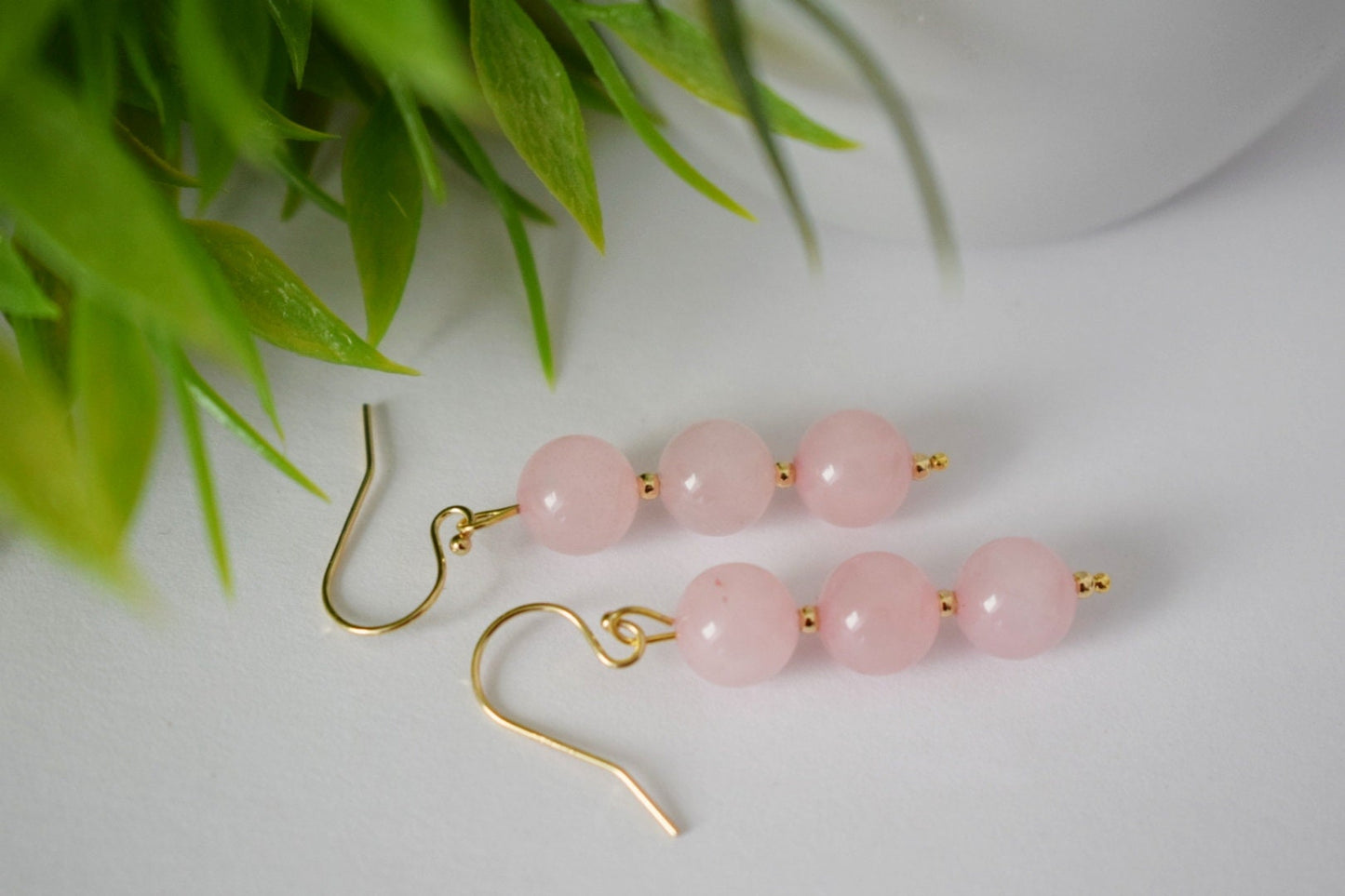 Rosenquarz-Ohrhänger, Edelstein-Brautohrringe, 18 Karat vergoldeter chirurgischer Edelstahl, Brautjungferngeschenk, Geburtssteinschmuck zur Hochzeit