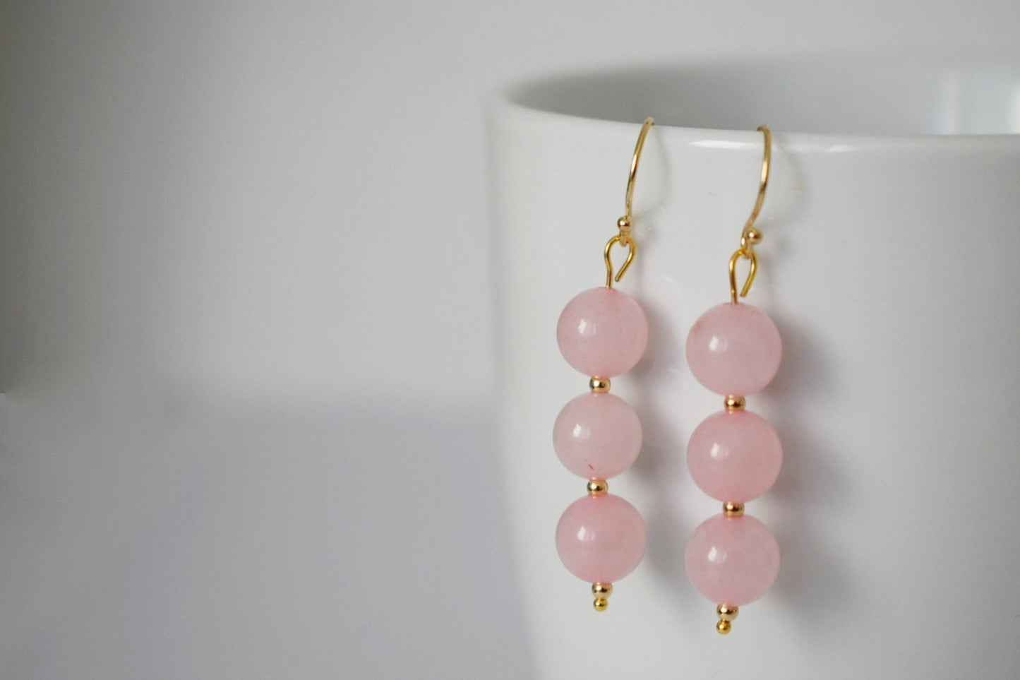 Rosenquarz-Ohrhänger, Edelstein-Brautohrringe, 18 Karat vergoldeter chirurgischer Edelstahl, Brautjungferngeschenk, Geburtssteinschmuck zur Hochzeit