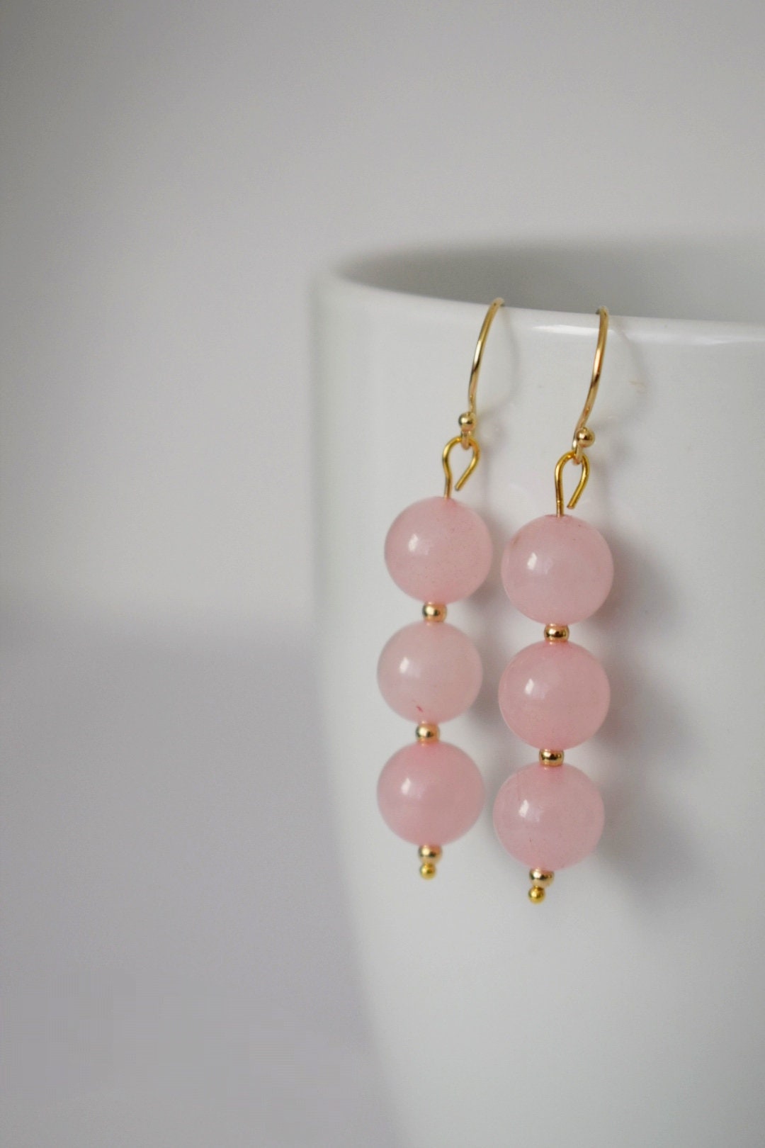 Rosenquarz-Ohrhänger, Edelstein-Brautohrringe, 18 Karat vergoldeter chirurgischer Edelstahl, Brautjungferngeschenk, Geburtssteinschmuck zur Hochzeit