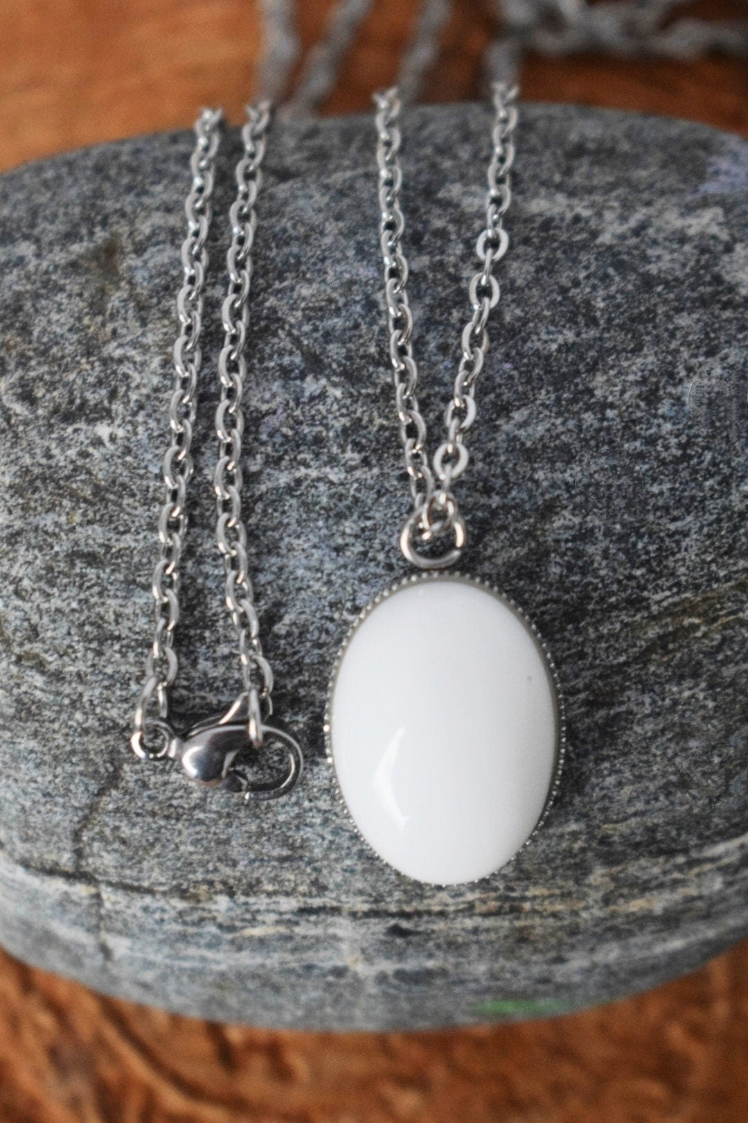 Ovale weiße Jadekette für Frauen, Statement Halskette, Jade Schmuck Geschenk für ihre Frau, Weißer Jade Anhänger, Handgemachtes Geschenk für Mama