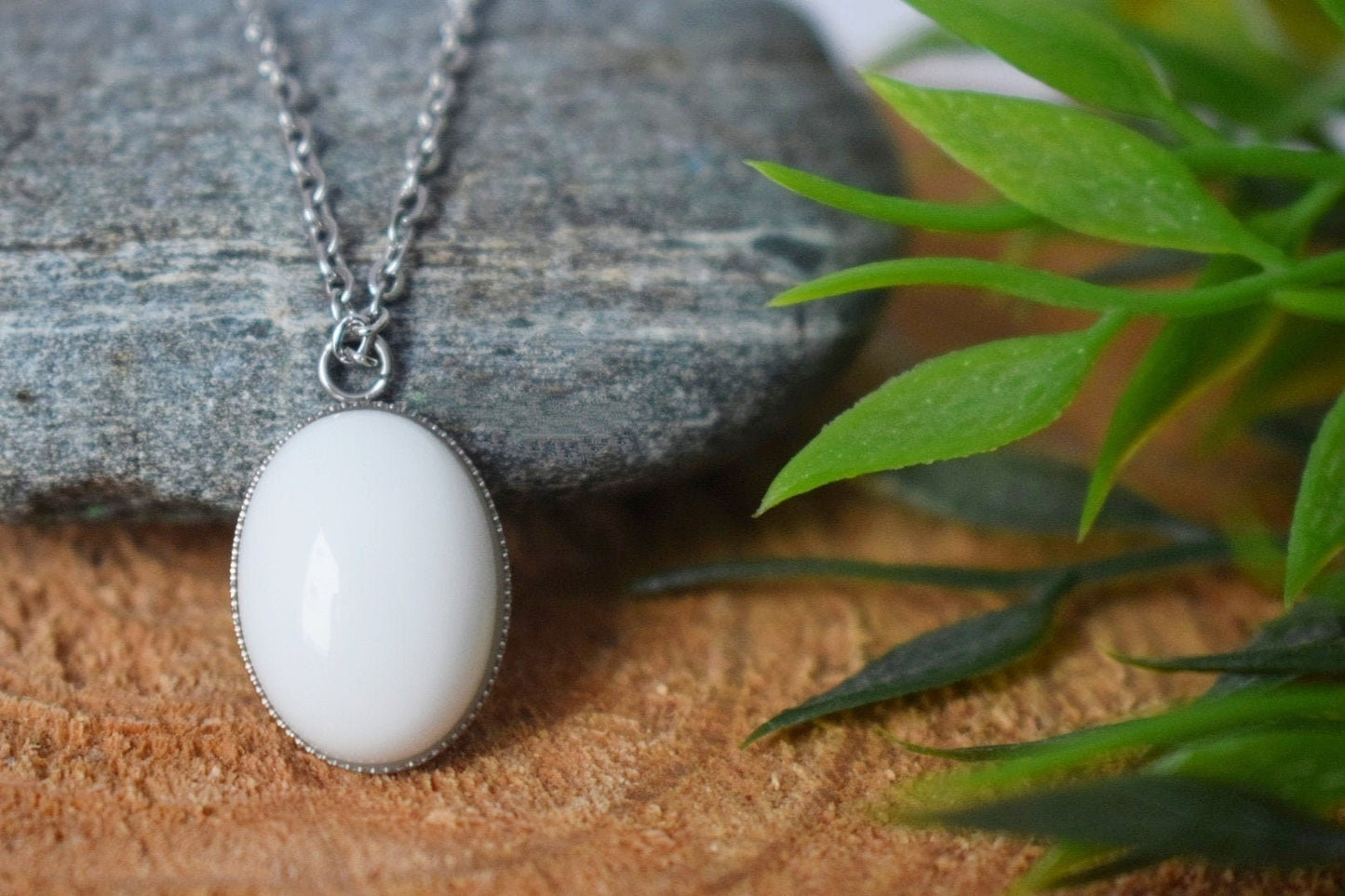 Ovale weiße Jadekette für Frauen, Statement Halskette, Jade Schmuck Geschenk für ihre Frau, Weißer Jade Anhänger, Handgemachtes Geschenk für Mama
