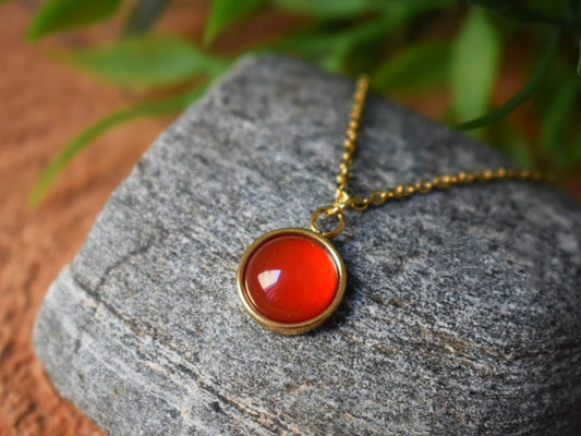 Rote Achatkette für Damen, runder Edelsteinanhänger, 18 Karat vergoldeter Edelstahl, Geburtsstein, minimalistischer handgefertigter Schmuck, Geschenk für Sie