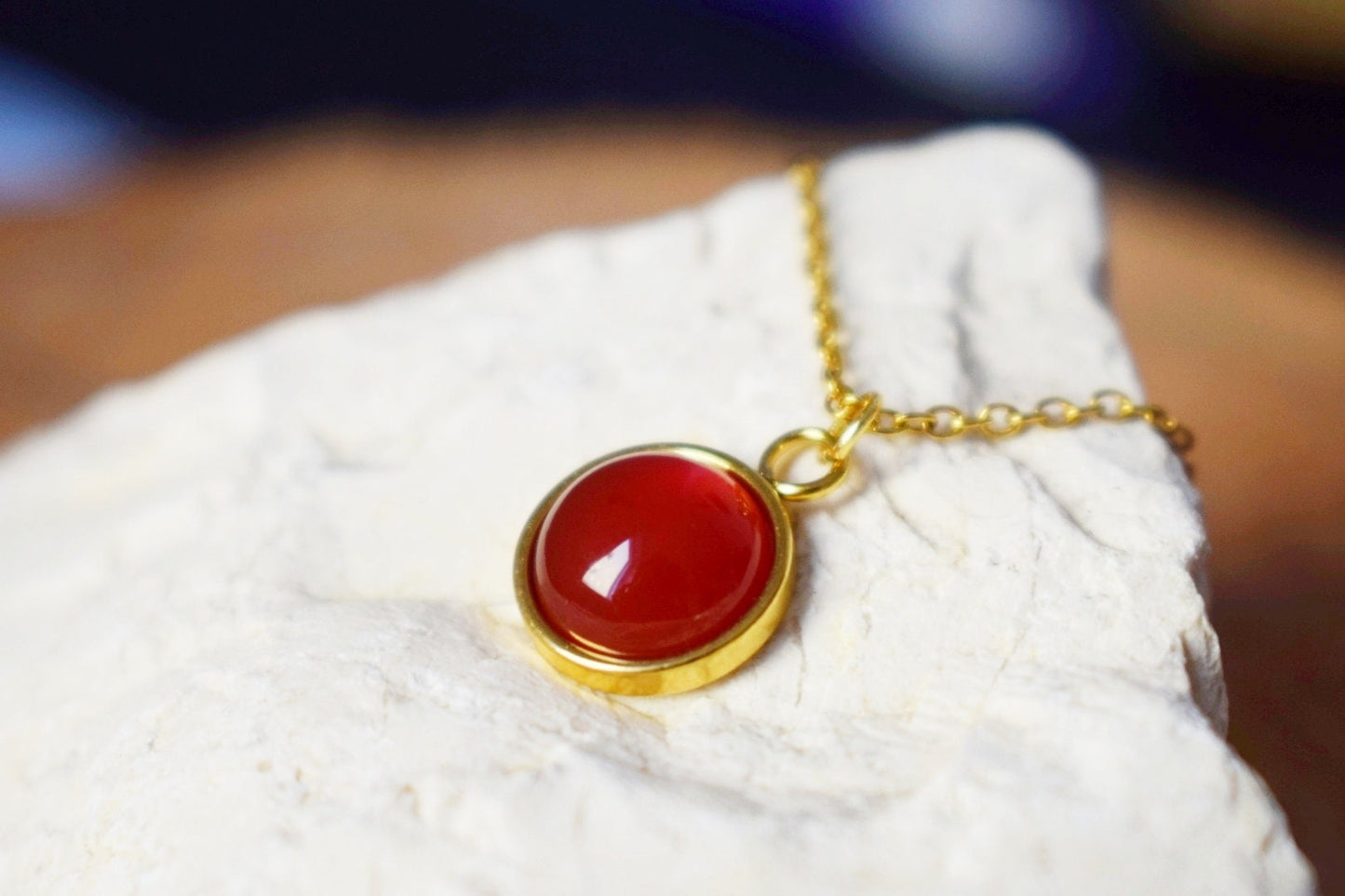 Rote Achat-Ohrringe für Frauen, Kleine Edelstein-Hängeohrringe, Vergoldeter Edelstahl, Rot-orangefarbener Stein, Hebelverschluss, Schmuckgeschenk