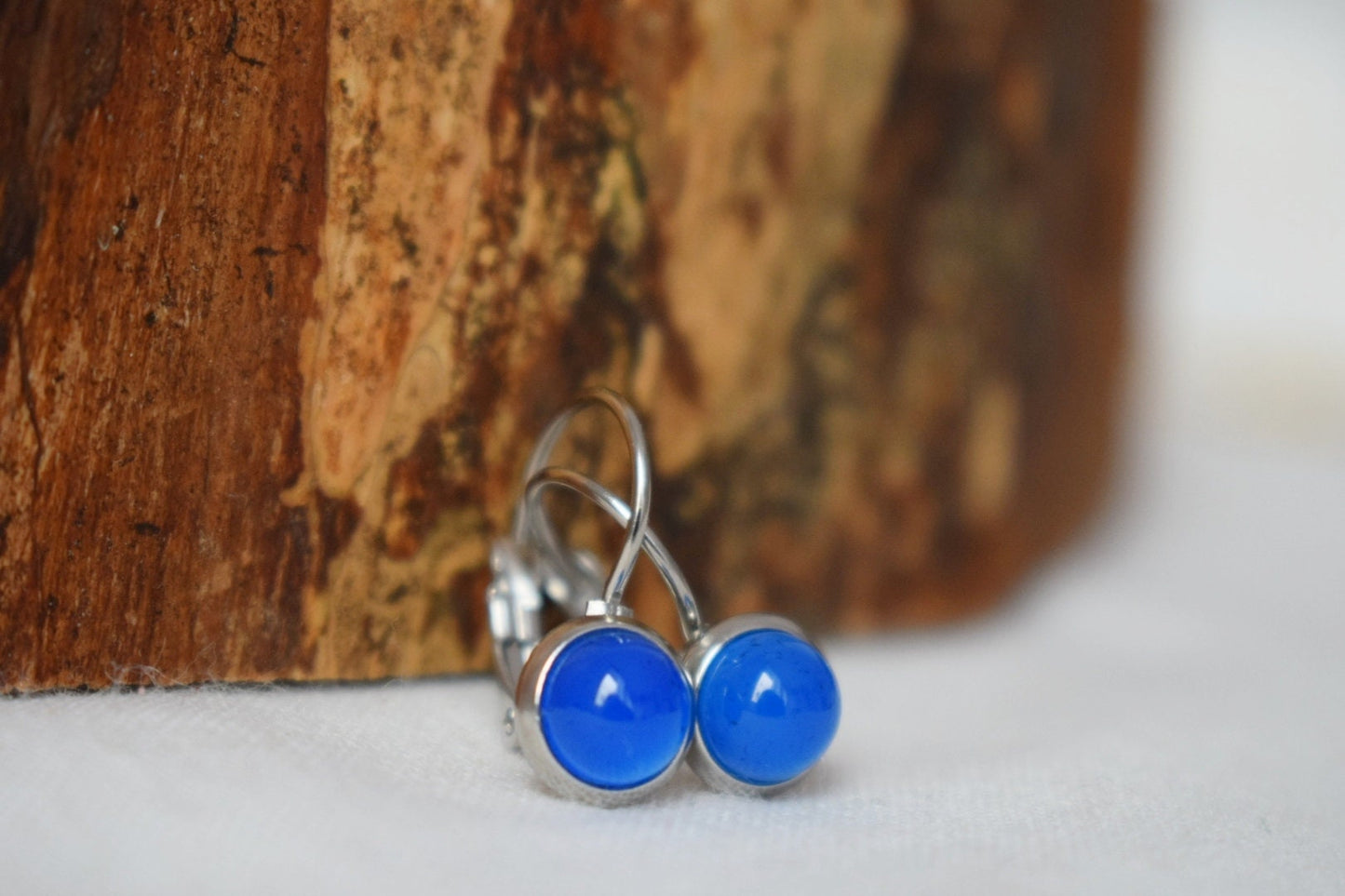 Mini Ohrringe aus blauem Achat, Minimalistische Edelstein Ohrringe, Kleine Naturstein Ohrringe, Handgefertigter Schmuck, Bestes Geschenk für Sie