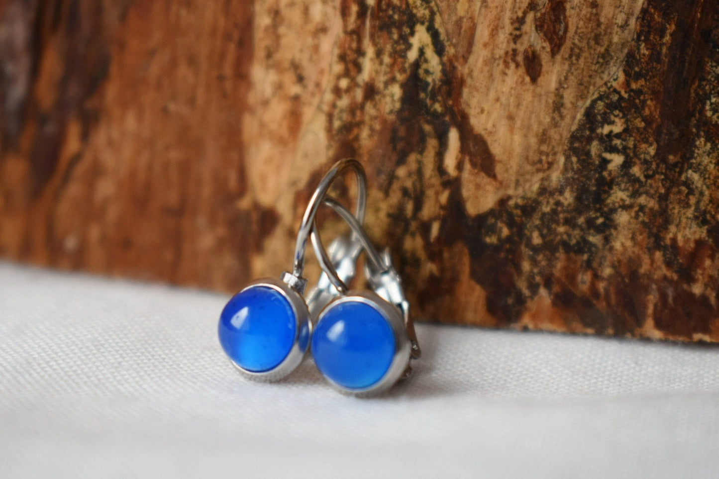Mini Ohrringe aus blauem Achat, Minimalistische Edelstein Ohrringe, Kleine Naturstein Ohrringe, Handgefertigter Schmuck, Bestes Geschenk für Sie
