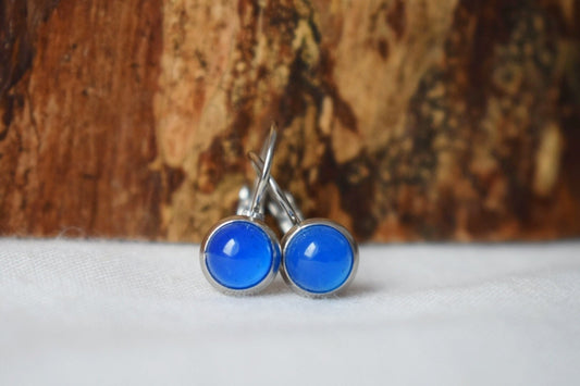 Mini Ohrringe aus blauem Achat, Minimalistische Edelstein Ohrringe, Kleine Naturstein Ohrringe, Handgefertigter Schmuck, Bestes Geschenk für Sie