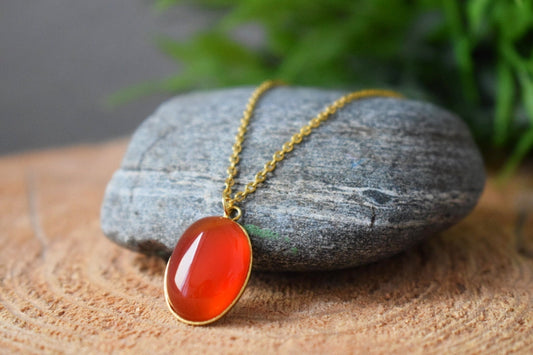 Rote Achat Halskette Gold, Ovale rote Edelstein Halskette, Rotgold, Roter Stein Anhänger Halskette, Achat Schmuck, handgefertigter Schmuck, Geschenk für Frauen