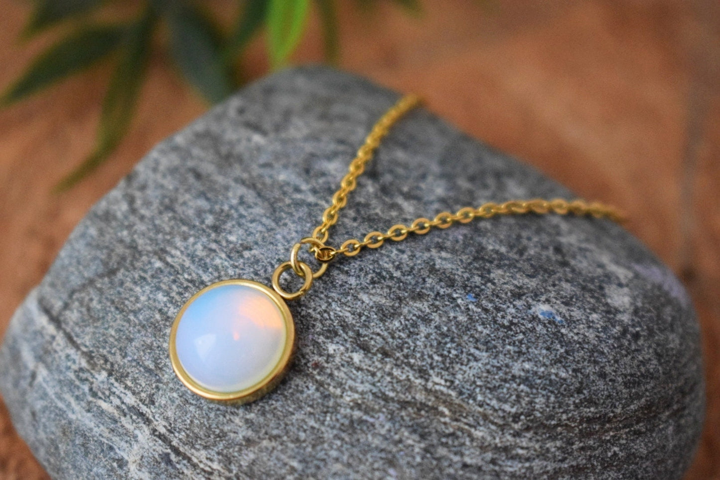 Halskette Opalith Mondstein, Minimalistische goldene Halskette mit rundem Anhänger für Frauen, 10mm Anhänger, Regenbogen, Edelstein, Brautjungfern, Geschenk für Sie