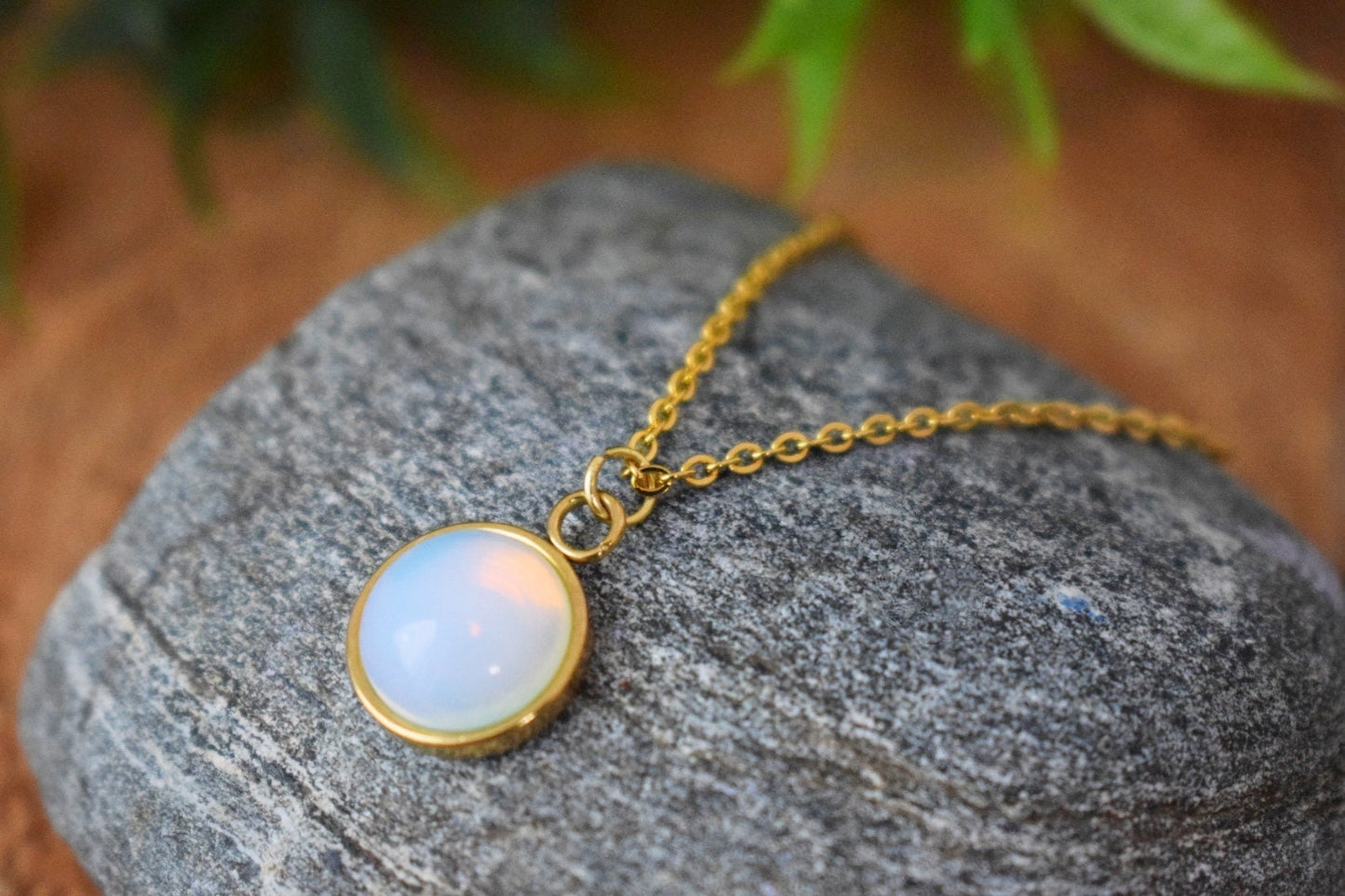 Halskette Opalith Mondstein, Minimalistische goldene Halskette mit rundem Anhänger für Frauen, 10mm Anhänger, Regenbogen, Edelstein, Brautjungfern, Geschenk für Sie