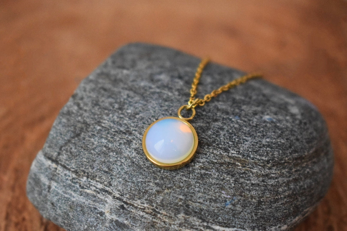 Halskette Opalith Mondstein, Minimalistische goldene Halskette mit rundem Anhänger für Frauen, 10mm Anhänger, Regenbogen, Edelstein, Brautjungfern, Geschenk für Sie