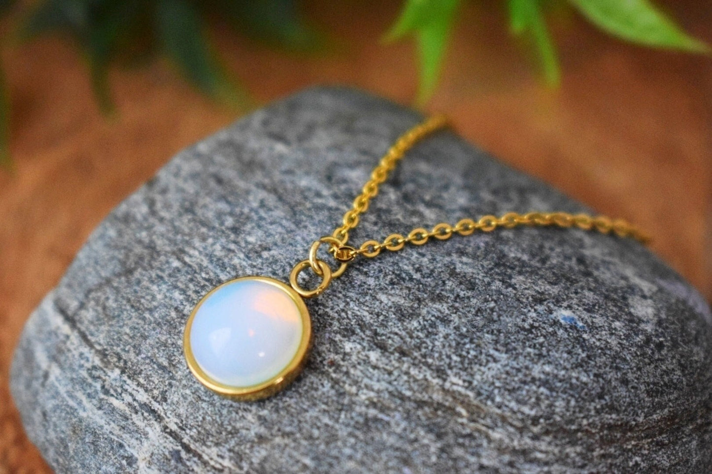 Halskette Opalith Mondstein, Minimalistische goldene Halskette mit rundem Anhänger für Frauen, 10mm Anhänger, Regenbogen, Edelstein, Brautjungfern, Geschenk für Sie