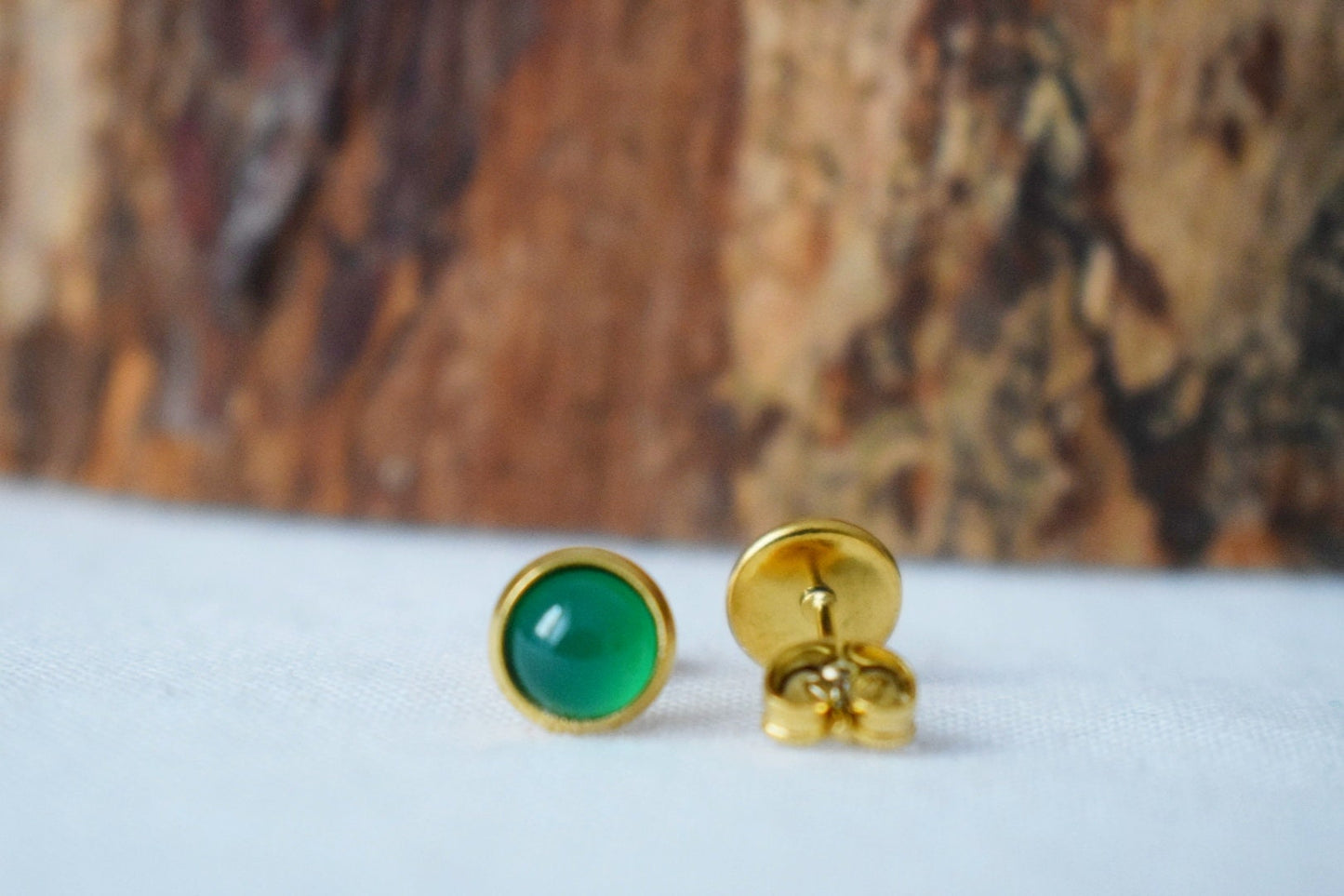 Grüne Achat Ohrringe, Ohrstecker Edelstein, Kleine runde Ohrringe, 8mm und 10mm Ohrringe, Minimalistischer Geburtsstein Schmuck, Geschenk für Sie