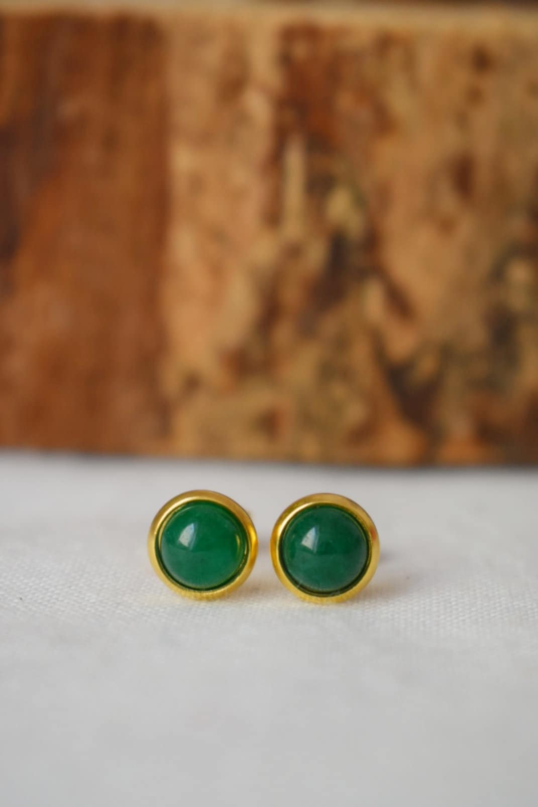Mini Grüne Jade Ohrstecker, Minimalistische Edelstein Ohrringe, Kleine Ohrstecker für Frauen, Geschenkschmuck für Sie