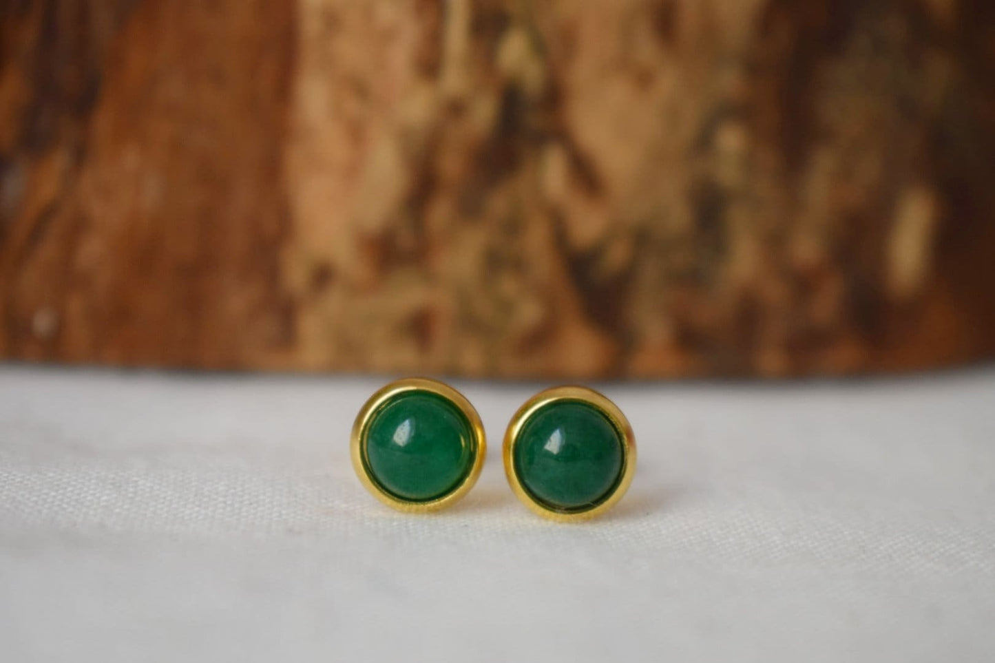 Mini Grüne Jade Ohrstecker, Minimalistische Edelstein Ohrringe, Kleine Ohrstecker für Frauen, Geschenkschmuck für Sie