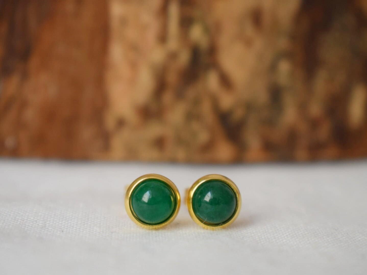 Mini Grüne Jade Ohrstecker, Minimalistische Edelstein Ohrringe, Kleine Ohrstecker für Frauen, Geschenkschmuck für Sie