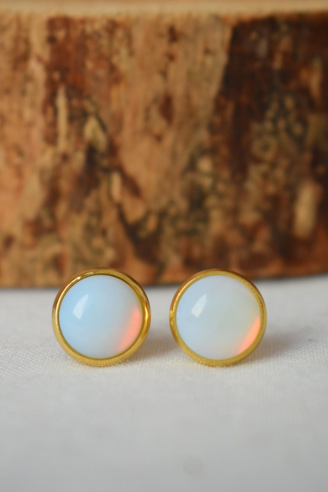 Opalith Mondstein Ohrstecker, Kleine Edelstein Ohrstecker, Minimalistisch, Weiß, 10mm Ohrstecker, Rund, Cabochon, Brautjungfern, Geschenk für Mama Frau