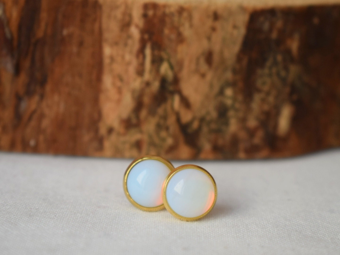 Opalith Mondstein Ohrstecker, Kleine Edelstein Ohrstecker, Minimalistisch, Weiß, 10mm Ohrstecker, Rund, Cabochon, Brautjungfern, Geschenk für Mama Frau